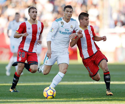 Cristiano Ronaldo pushing and being pushed while chasing a ball in Girona 2-1 Real Madrid