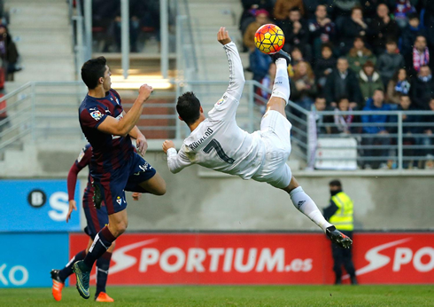 Cristiano Ronaldo bicycle kick in Eibar vs Real Madrid, for La Liga 2015-16