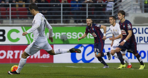 Cristiano Ronaldo converting a penalty-kick, in Eibar 0-2 Real Madrid