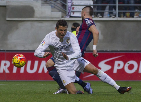 Cristiano Ronaldo being fouled inside the box, in Eibar vs Real Madrid