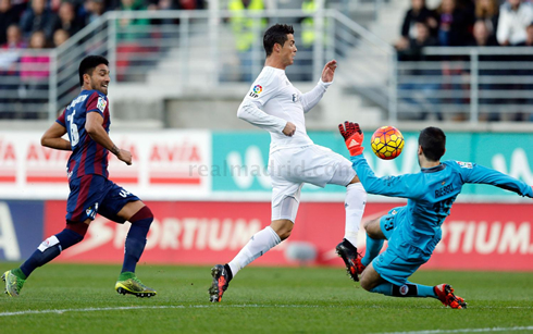 Cristiano Ronaldo trying to reach to the ball before the goalkeeper does