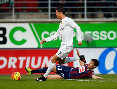 Cristiano Ronaldo dribbling an opponent, in a Spanish League game in 2015-2016