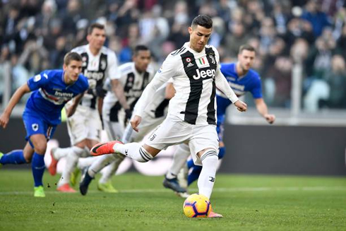 Cristiano Ronaldo converts his penalty-kick in Juventus 2-1 Sampdoria