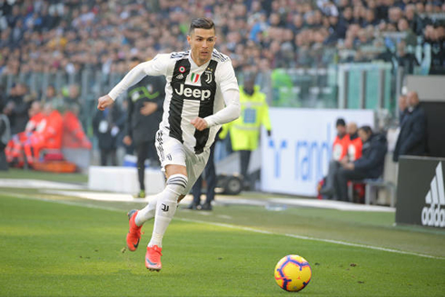 Cristiano Ronaldo running down the wing in a Juventus home game in the Serie A