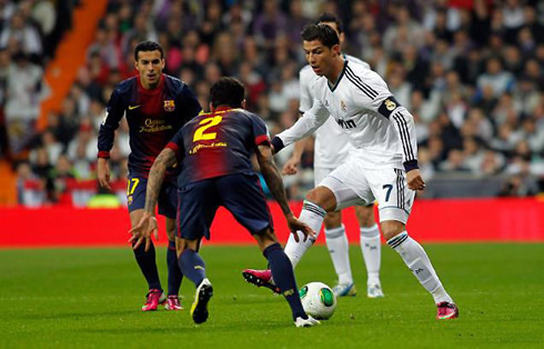 Cristiano Ronaldo stepovers right in front of Daniel Alves, in Real Madrid vs Barcelona in 2013