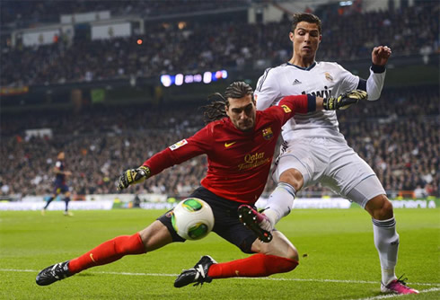 Cristiano Ronaldo avoiding that the ball gets past the end line, as Barcelona's goalkeeper Pinto charges him with his arm, in 2013