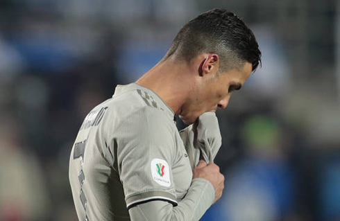 Cristiano Ronaldo covers his face with Juventus shirt