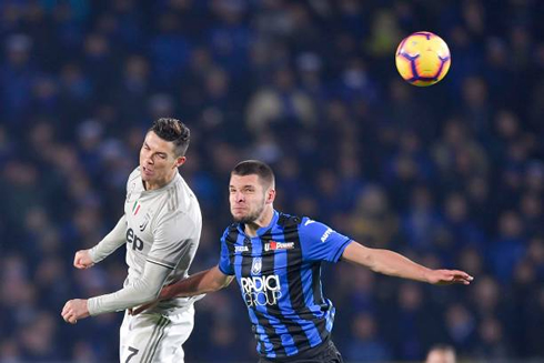 Cristiano Ronaldo heads a ball in Juventus away fixture for the Coppa Italia against Atalanta