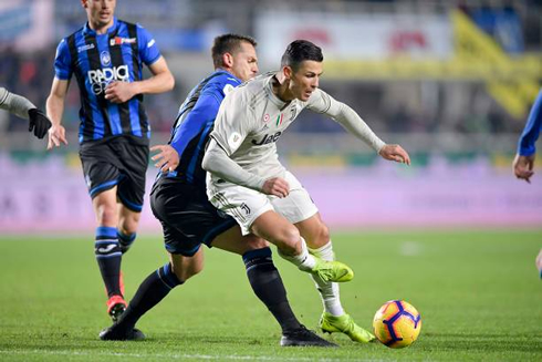 Cristiano Ronaldo gets fouled in Atalanta 3-0 Juventus