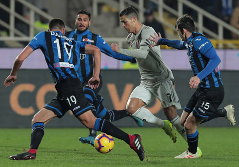 Cristiano Ronaldo surrounded by opponents, in Atalanta vs Juventus in 2019