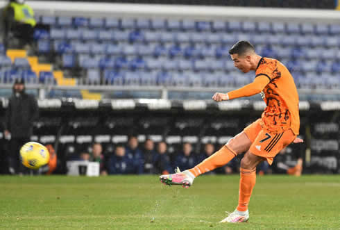 Cristiano Ronaldo shooting the ball in Sampdoria 0-2 Juventus