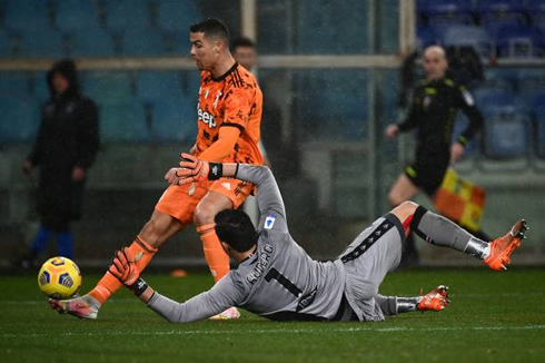 Cristiano Ronaldo dribbling the goalkeeper before finishing