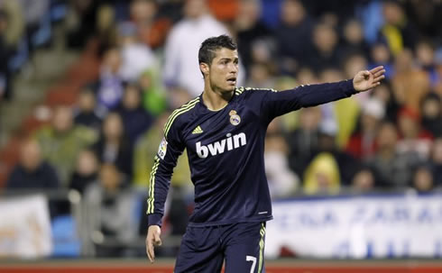 Cristiano Ronaldo giving instructions to his teammates on the pitch, in Real Madrid 2013