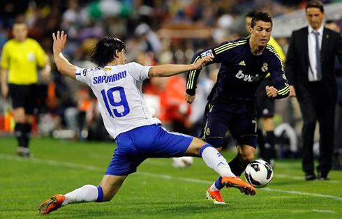 Cristiano Ronaldo dribbling Sapunaru, in Zaragoza vs Real Madrid