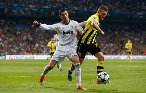 Cristiano Ronaldo showing his strong body balance, in Real Madrid vs Borussia Dortmund in 2013
