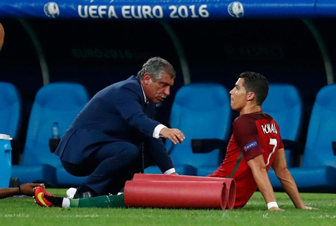 Cristiano Ronaldo listening to Fernando Santos advices in the EURO 2016