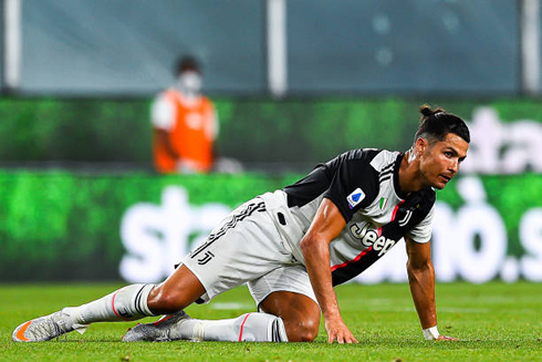 Cristiano Ronaldo getting up after going down