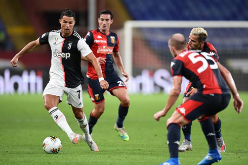 Cristiano Ronaldo surrounded by Genoa defenders, in Juventus 3-1 win