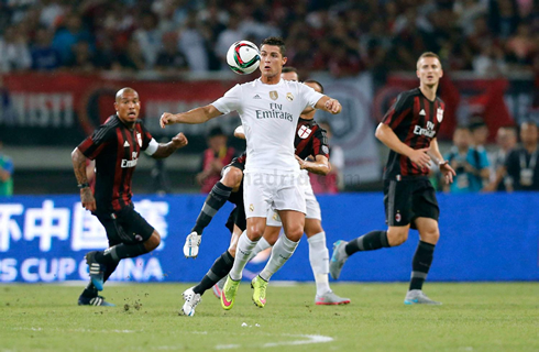 Cristiano Ronaldo controlling a ball with his chest in a match between Real Madrid and AC Milan