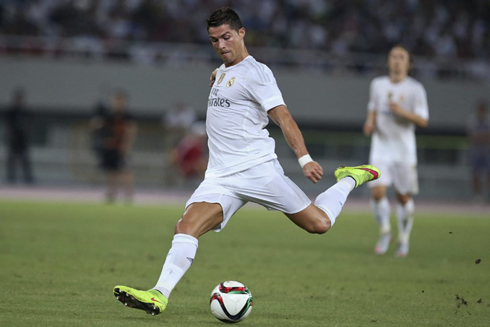 Cristiano Ronaldo shooting with his left foot