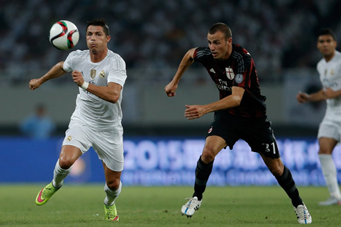 Cristiano Ronaldo chasing the ball in Real Madrid vs AC Milan in 2015