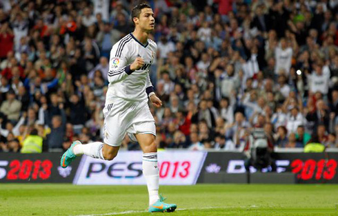 Cristiano Ronaldo goal celebration with his fist closed, in Real Madrid 5-1 Deportivo, in 2012