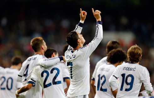 Cristiano Ronaldo raising his two fingers to the air and dedicating his goal to his father, in Real Madrid vs Deportivo, in 2012-2013