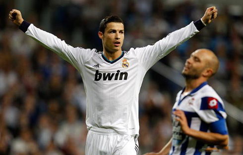 Cristiano Ronaldo stretching and opening his two arms, in Real Madrid 5-1 Deportivo, in La Liga 2012-2013