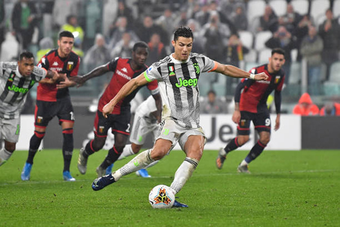 Cristiano Ronaldo scoring a late penalty-kick for Juventus in the Serie A