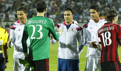 Cristiano Ronaldo next to Keylor Navas and Varane, before the match between Real Madrid and Milan kicks off