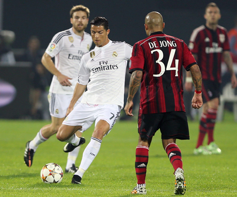 Cristiano Ronaldo in front of De Jong, in Real Madrid 2-4 AC Milan