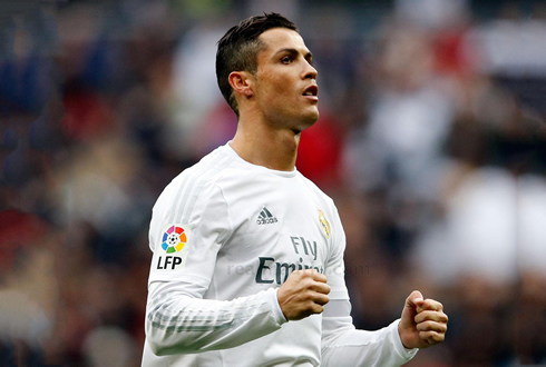 Cristiano Ronaldo closes his hands after scoring in Real Madrid 3-1 Real Sociedad, in 2015