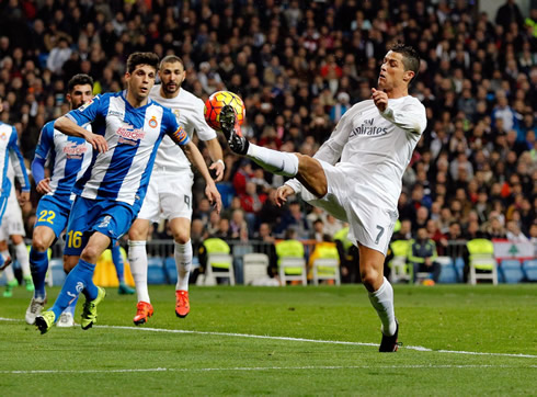 Cristiano Ronaldo controls the ball with the tip of his toes