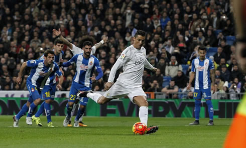 Cristiano Ronaldo converts a penalty-kick in Real Madrid 6-0 Espanyol