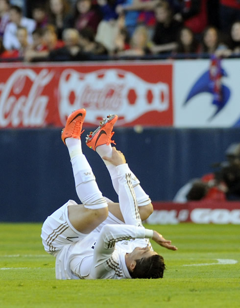 Cristiano Ronaldo with his legs up, wearing the new Nike Mercurial Vapor VIII 8 boots and cleats in Osasuna vs Real Madrid in 2012