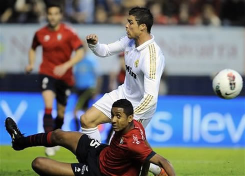 Cristiano Ronaldo victim of a sliding tackle in Osasuna vs Real Madrid