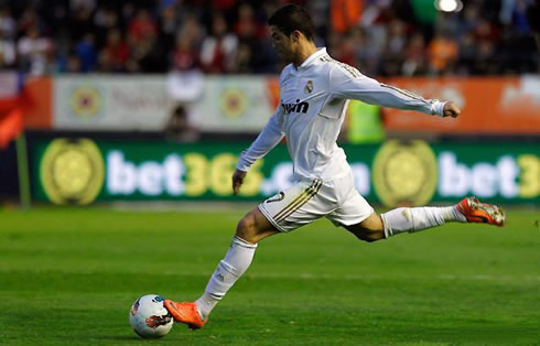 Cristiano Ronaldo powerful knuckle ball shot, in Osasuna vs Real Madrid in 2012