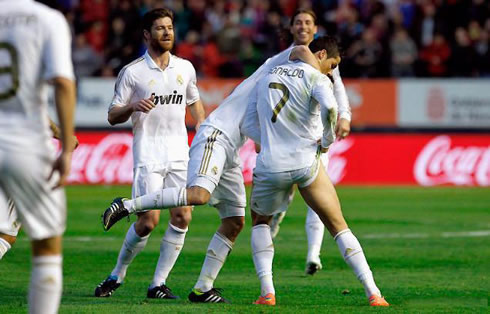 Cristiano Ronaldo with shorts pulled up, showing his right leg muscles in Real Madrid goal celebrations against Osasuna, in La Liga 2012