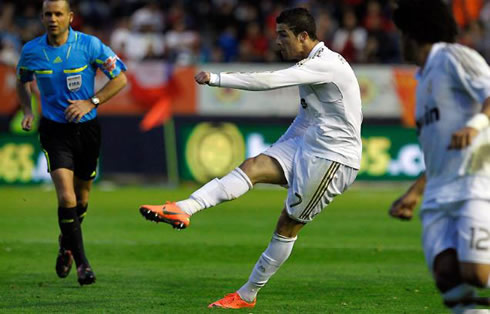 Cristiano Ronaldo knuckle ball shooting technique, wearing the new Nike Mercurial Vapor 8, in Real Madrid 2012