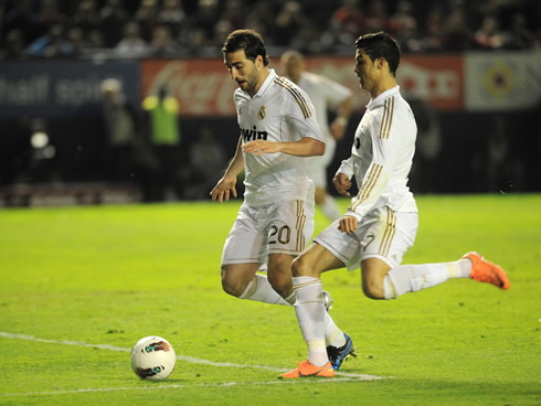 Cristiano Ronaldo and Gonzalo Higuaín colliding and missing a great goal scoring change for Real Madrid in the game against Osasuna, for La Liga 2012