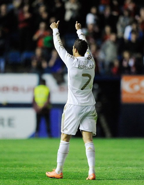 Cristiano Ronaldo raising his two thumbs, as a sign of approval