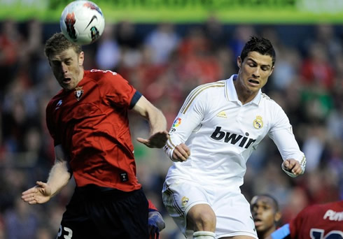 Cristiano Ronaldo trying to win the ball in the air, in Osasuna vs Real Madrid