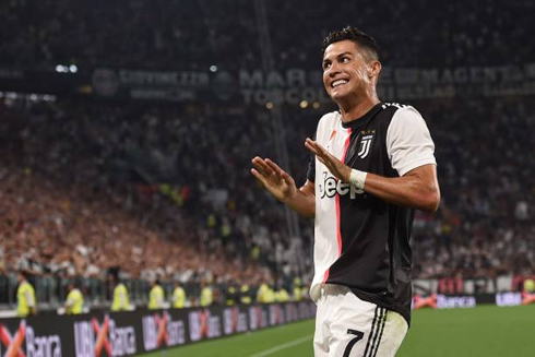 Cristiano Ronaldo telling the fans to calm down in Juventus stadium