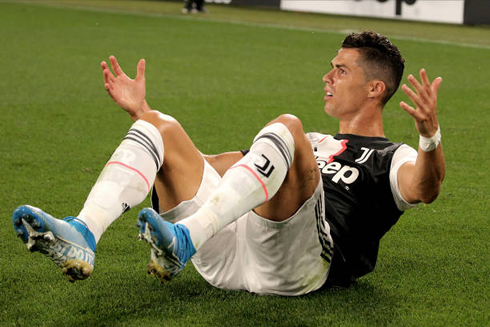 Cristiano Ronaldo with his back against the ground during a Juventus game