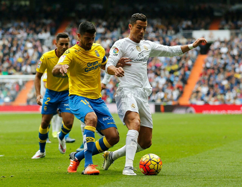 Cristiano Ronaldo protecting the ball in Real Madrid vs Las Palmas, in 2015