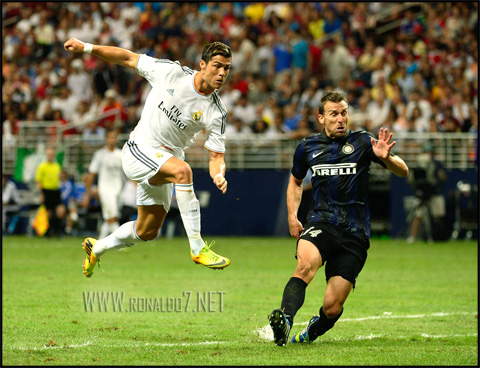 Cristiano Ronaldo - Shooting while hanging in the air. Wallpaper in HD (1334x1024)