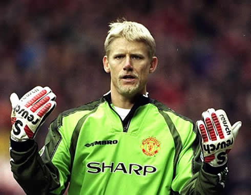 Peter Schmeichel playing for Manchester United