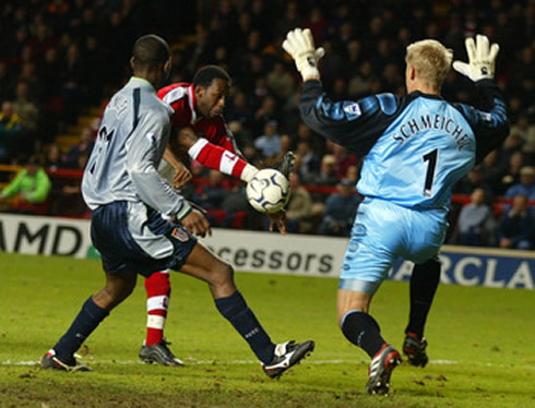 Peter Schmeichel preparing to do a great stop and save for Manchester United against Arsenal
