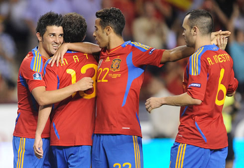 Spanish players, David Villa, Juan Mata, Thiago Alcântara and Andres Iniesta celebrating a goal