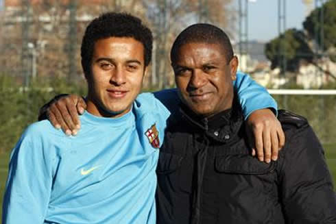 Thiago Alcântara and his father, Mazinho, taking a photo